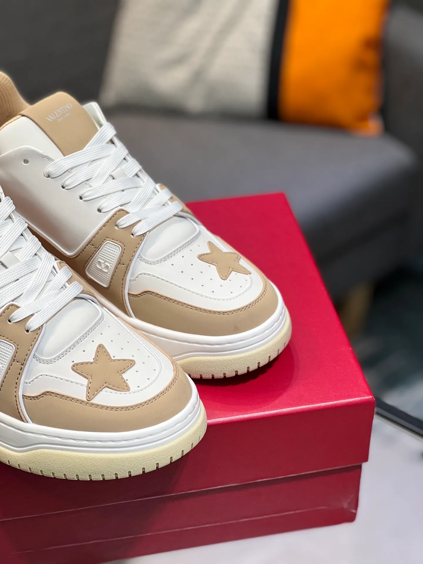 Men's Men's Shoes 💰660 Valentino 2023 early autumn new star shoes are now online! Wang Hedi and Ren Jialun have been worn by many celebrities. Who can refuse the same couple shoes as Wang Hedi! The design of Stars Stab My Heart is cool and spicy. The material of the shoes is cowhide, and every color is beautiful! Size 35-40, men’s size 39-44 (women’s 41, men’s 38, 45🉑️customized)